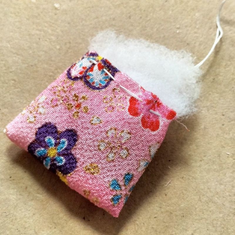 ちりめん手芸キット 仔猫のチャーム・2個セット 和風雑貨好きにちりめんで作る子猫の飾り ハンドメイドキット