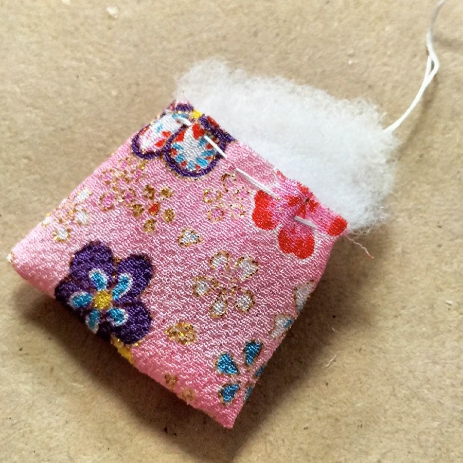 ちりめん手芸キット 仔猫のチャーム・2個セット 和風雑貨好きにちりめんで作る子猫の飾り ハンドメイドキット