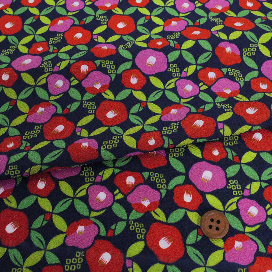 ポリちりめん生地 椿七宝(濃紺) 10cm単位 切り売り 和の小物・洋服に 水洗い可能なポリエステル しっぽう つばき