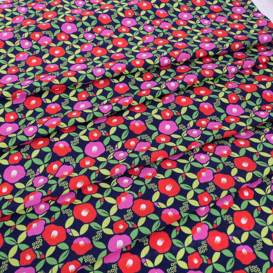 ポリちりめん生地 椿七宝(濃紺) 10cm単位 切り売り 和の小物・洋服に 水洗い可能なポリエステル しっぽう つばき