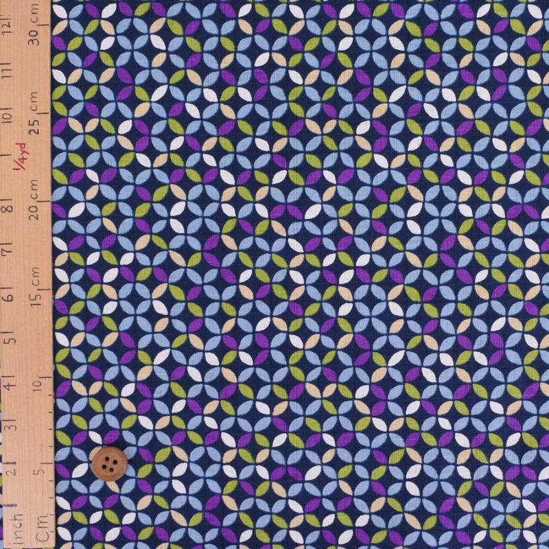 和柄コットン生地 カラフルな七宝柄(濃紺) 10cm単位 切り売り 和モダン配色 七宝文様 ツムギシャンタンはんなり豆和柄