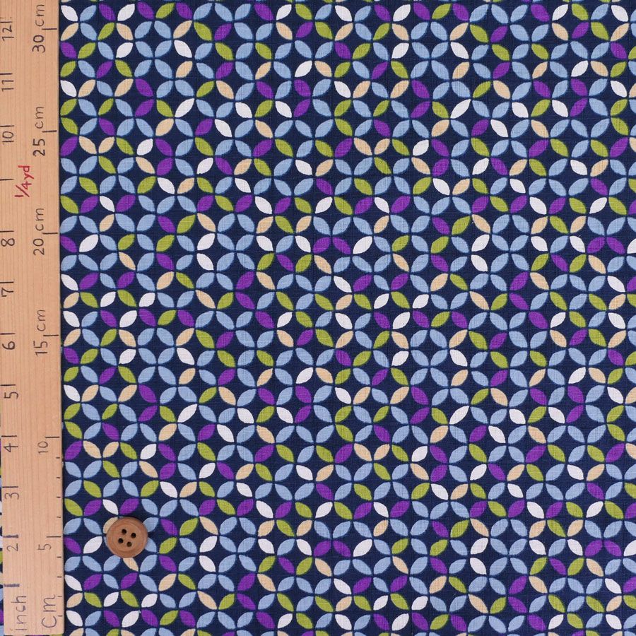 和柄コットン生地 カラフルな七宝柄(濃紺) 10cm単位 切り売り 和モダン配色 七宝文様 ツムギシャンタンはんなり豆和柄