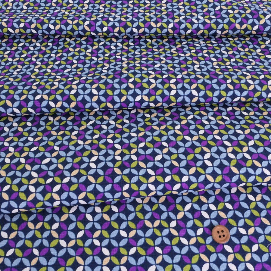 和柄コットン生地 カラフルな七宝柄(濃紺) 10cm単位 切り売り 和モダン配色 七宝文様 ツムギシャンタンはんなり豆和柄