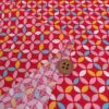 和柄コットン生地 カラフルな七宝柄(赤) 10cm単位 切り売り 可愛い和モダン柄 SEVENBERRYツムギシャンタンはんなり豆和柄