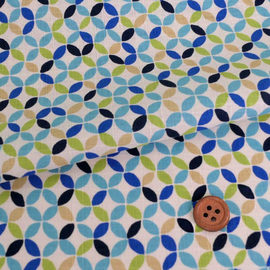 和柄コットン生地 カラフルな七宝柄(白/青) 10cm単位 切り売り 七宝つなぎ柄 SEVENBERRY モダン和柄コットン はんなり豆和柄