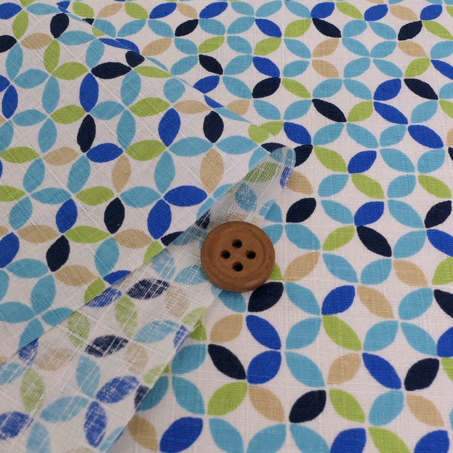 和柄コットン生地 カラフルな七宝柄(白/青) 10cm単位 切り売り 七宝つなぎ柄 SEVENBERRY モダン和柄コットン はんなり豆和柄