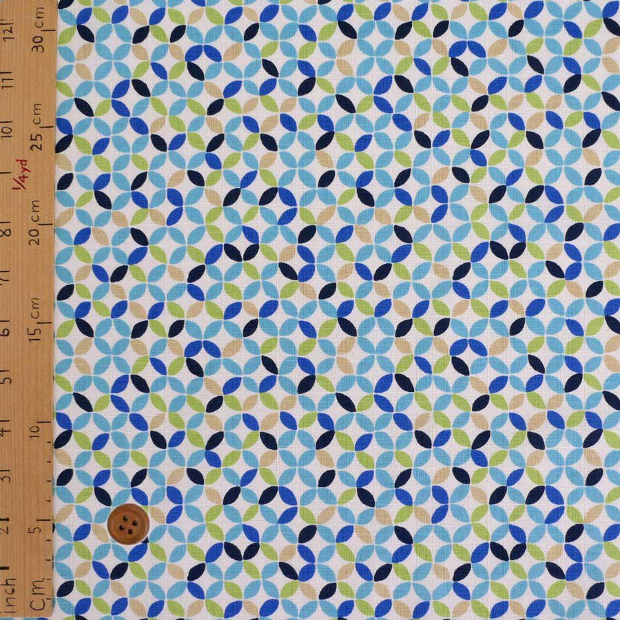 和柄コットン生地 カラフルな七宝柄(白/青) 10cm単位 切り売り 七宝つなぎ柄 SEVENBERRY モダン和柄コットン はんなり豆和柄