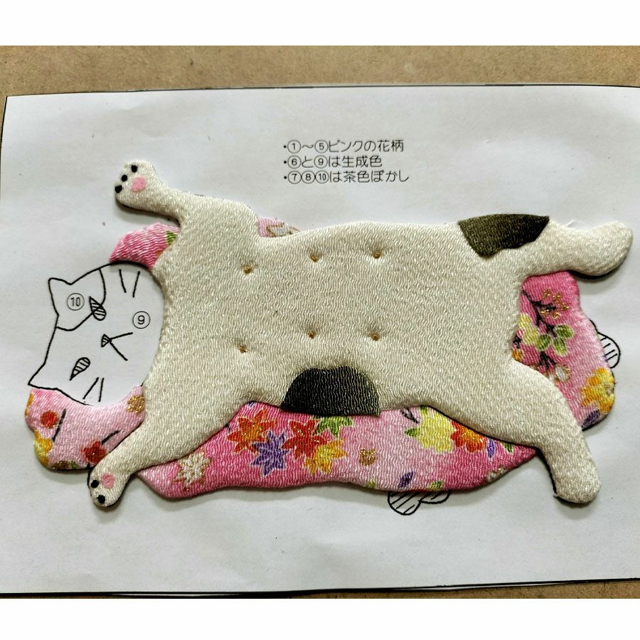 手芸キット 愛しの猫たち 押絵の壁掛け・首輪ピンク猫 いとしのねこモチーフミニタペストリー手作りキット 初心者向き