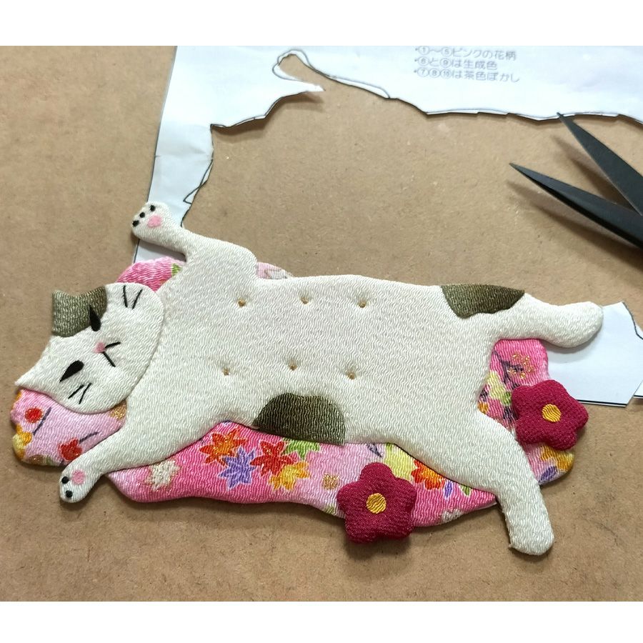 手芸キット 愛しの猫たち 押絵の壁掛け・首輪ピンク猫 いとしのねこモチーフミニタペストリー手作りキット 初心者向き