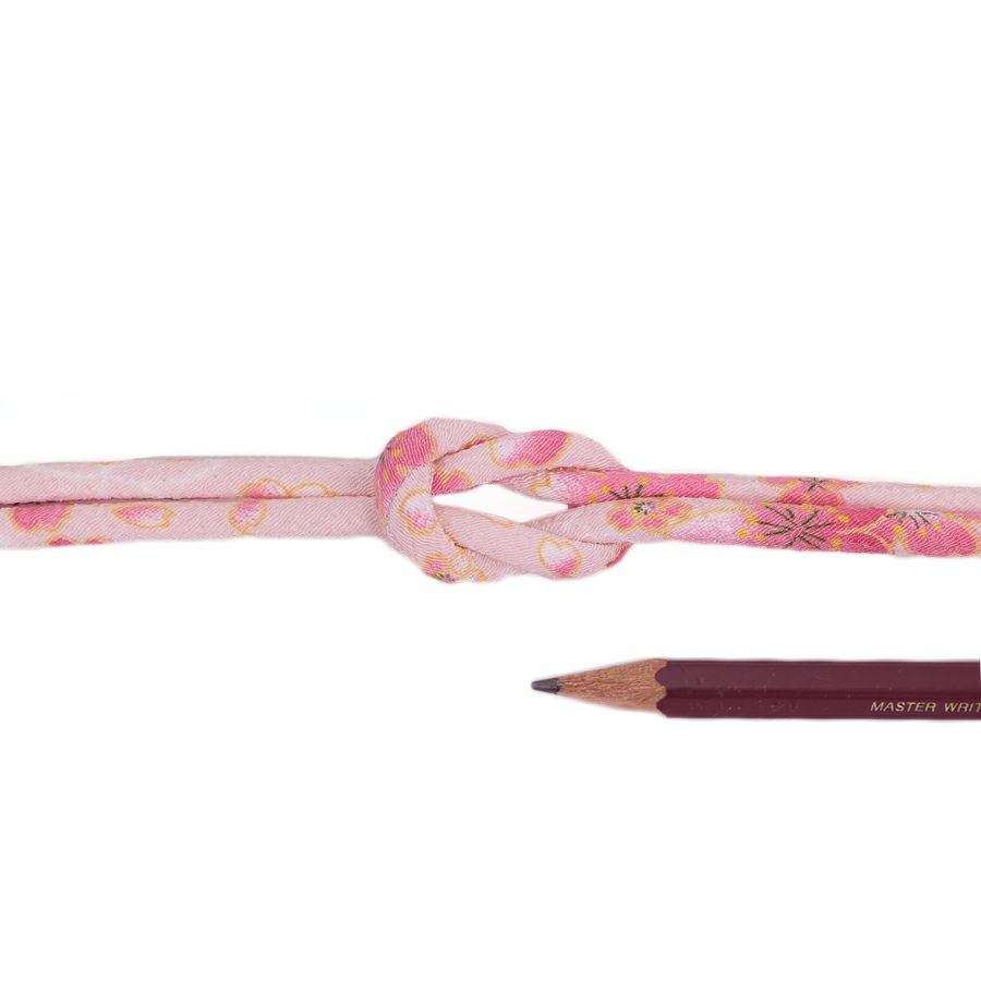 ちりめん丸ひも・柄・4ミリ(実寸約4-6ミリ) おぼろ桜・ピンク 10cm単位 切り売り 和装髪飾りひも 和柄コード 和の紐 チリメン生地のヒモ ピンク色