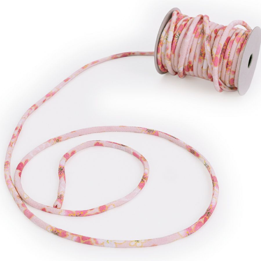 ちりめん丸ひも・柄・3ミリ(実寸約3-4ミリ) おぼろ桜・ピンク 10cm単位 切り売り 縮緬丸紐 和のひも 和風コード花柄 薄いピンク色 クラフト材料