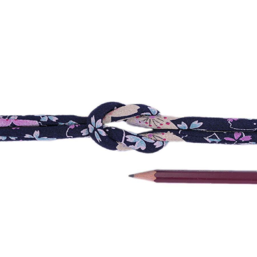 ちりめん丸ひも・柄・8ミリ(実寸約8-10ミリ) 桜祭・紺 10cm単位 切り売り 和モダンコード 和風紐 可愛い花柄のひも 桜柄縮緬 太い紐和調