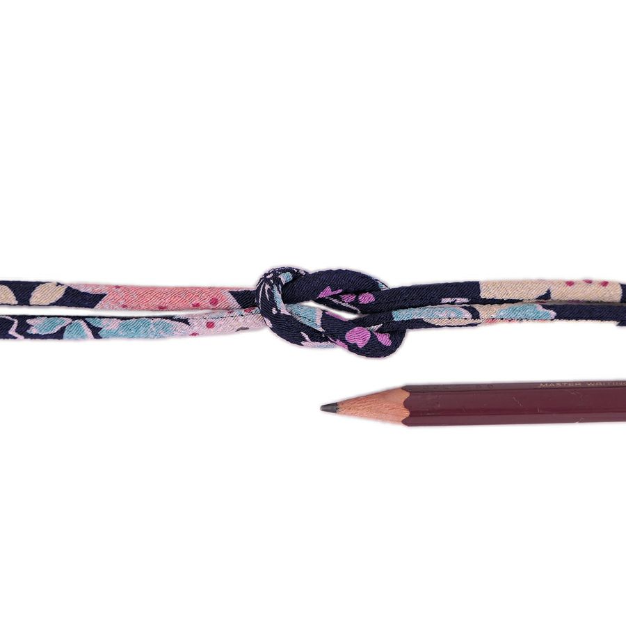 ちりめん丸ひも・柄・3ミリ(実寸約3-4ミリ) 桜祭・紺 10cm単位 切り売り 縮緬丸紐 和のひも 和風コード花柄 クラフト用 ネイビー桜まつり