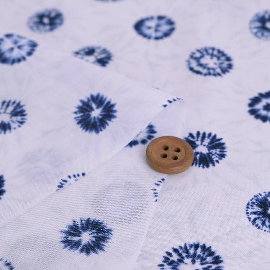 和柄コットン生地 丸しぼりの菊花柄 (白に藍) 10cm単位 切り売り 唐松絞り柄 からまつしぼりプリント 藍染め風 セブンベリー木綿
