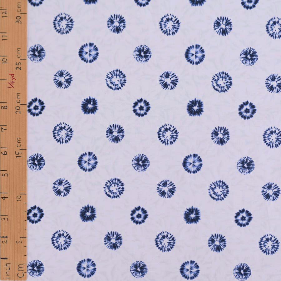 和柄コットン生地 丸しぼりの菊花柄 (白に藍) 10cm単位 切り売り 唐松絞り柄 からまつしぼりプリント 藍染め風 セブンベリー木綿