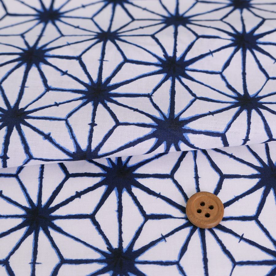 和柄コットン生地 麻の葉絞り風柄 (白に藍) 10cm単位 切り売り 絞り風麻の葉柄木綿生地 絞り風プリント 伝統柄白地 夏らしい