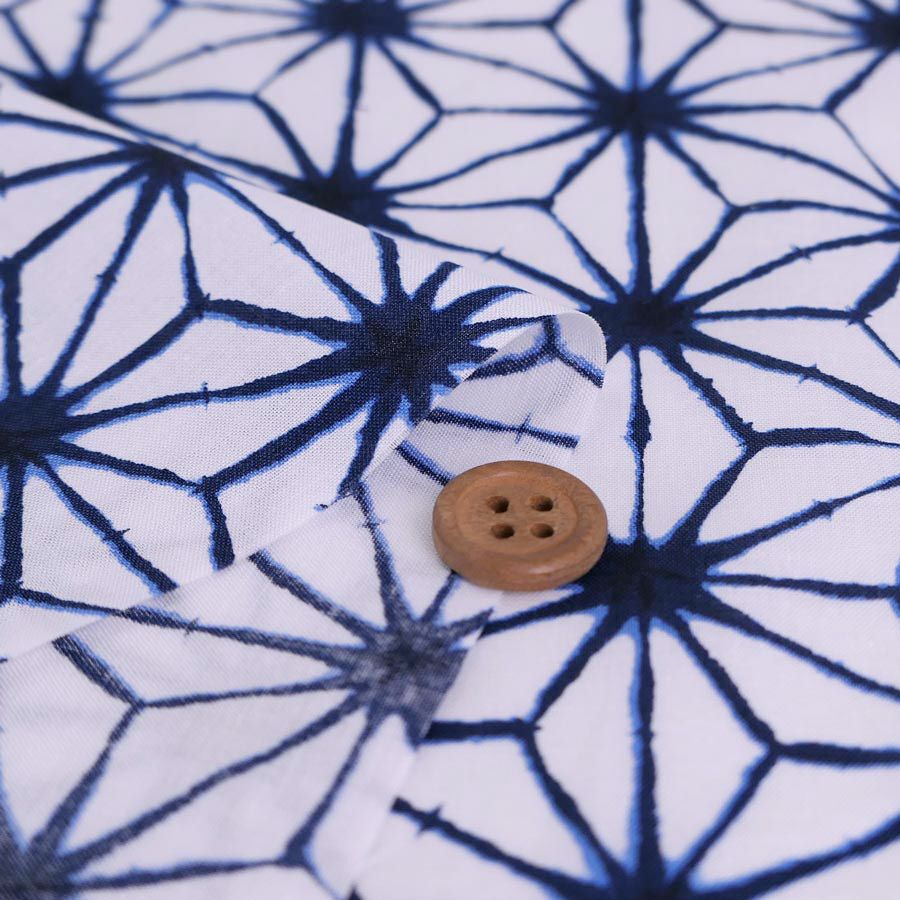 和柄コットン生地 麻の葉絞り風柄 (白に藍) 10cm単位 切り売り 絞り風麻の葉柄木綿生地 絞り風プリント 伝統柄白地 夏らしい