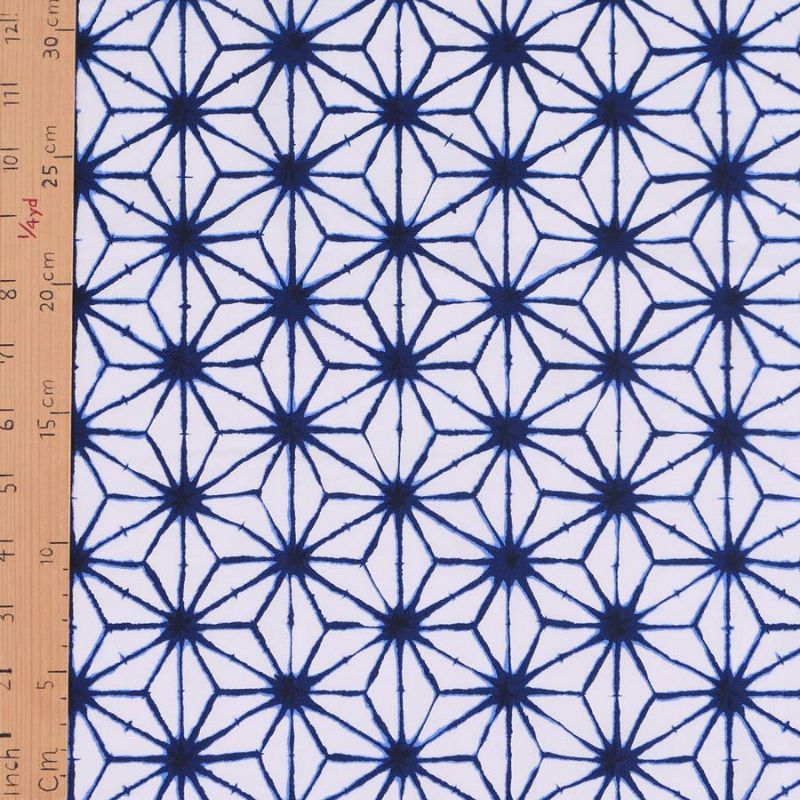 和柄コットン生地 麻の葉絞り風柄 (白に藍) 10cm単位 切り売り 絞り風麻の葉柄木綿生地 絞り風プリント 伝統柄白地 夏らしい