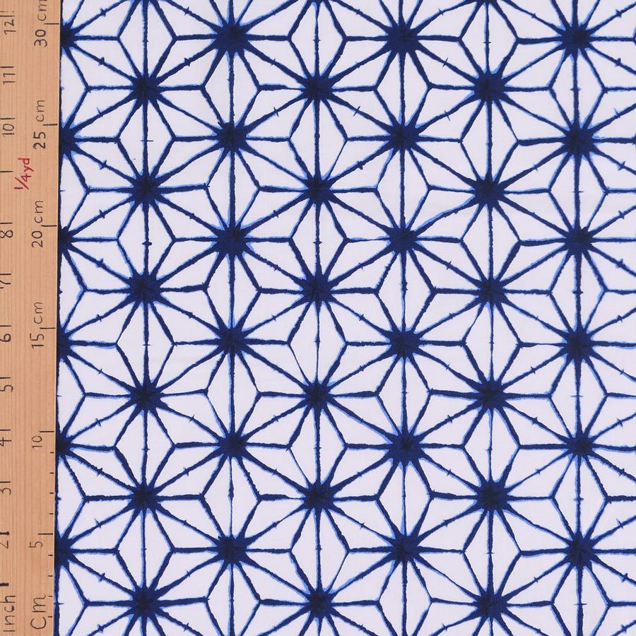 和柄コットン生地 麻の葉絞り風柄 (白に藍) 10cm単位 切り売り 絞り風麻の葉柄木綿生地 絞り風プリント 伝統柄白地 夏らしい