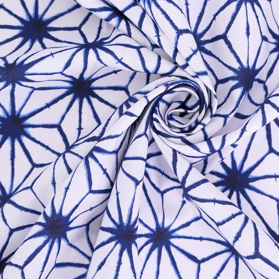 和柄コットン生地 麻の葉絞り風柄 (白に藍) 10cm単位 切り売り 絞り風麻の葉柄木綿生地 絞り風プリント 伝統柄白地 夏らしい