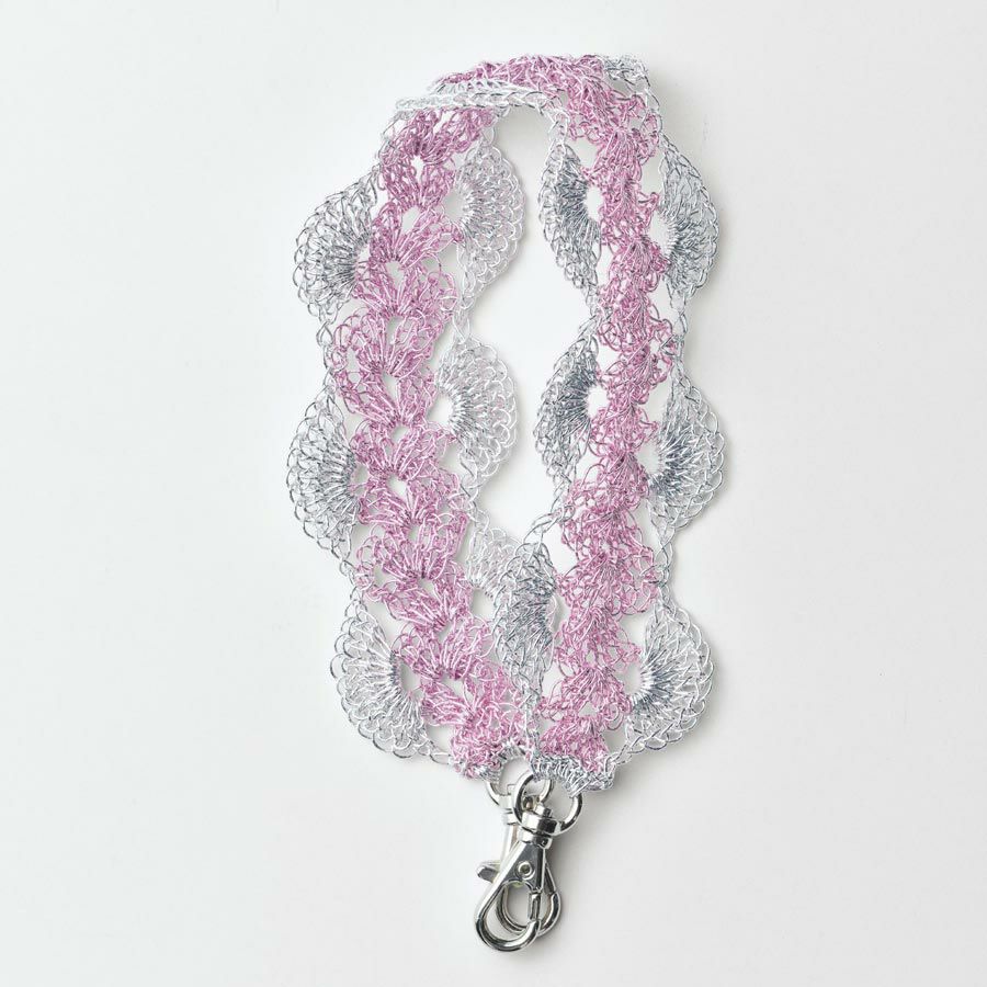 キット・メタリックコードで編むハンドストラップ(ピンク) スマホハンドストラップ 光る素材で手作り ハンドメイドキット