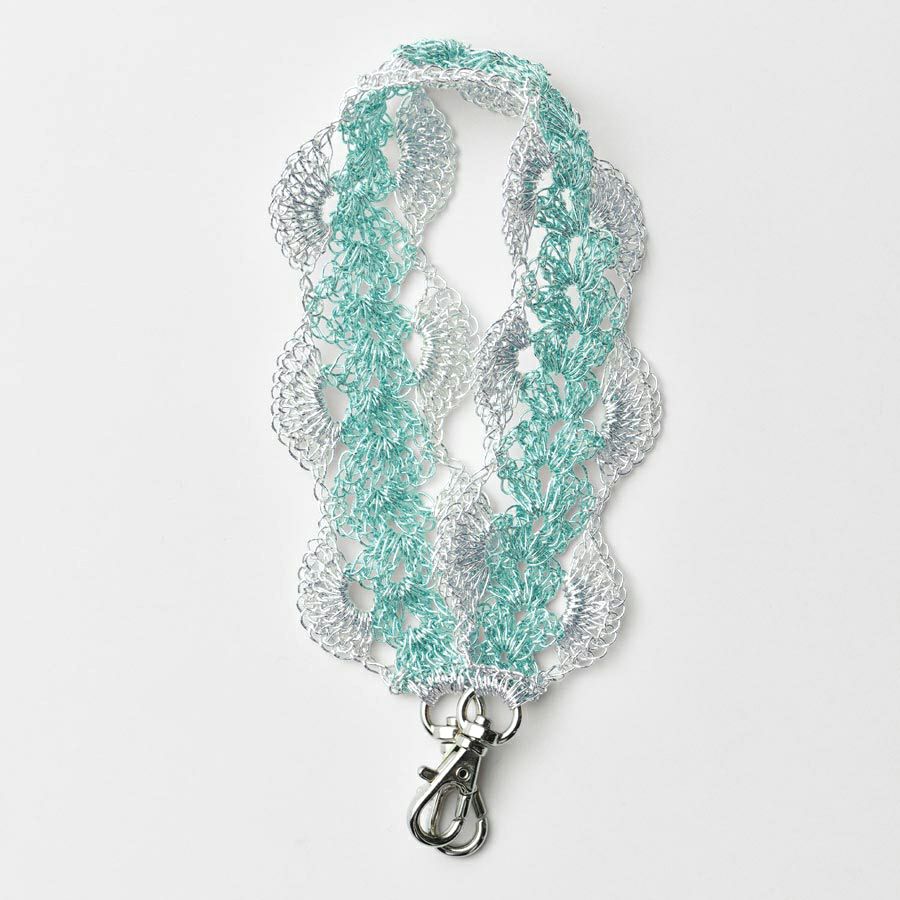 キット・メタリックコードで編むハンドストラップ(ミント) キラキラスマホハンドストラップ 光る素材 ハンドメイドキット