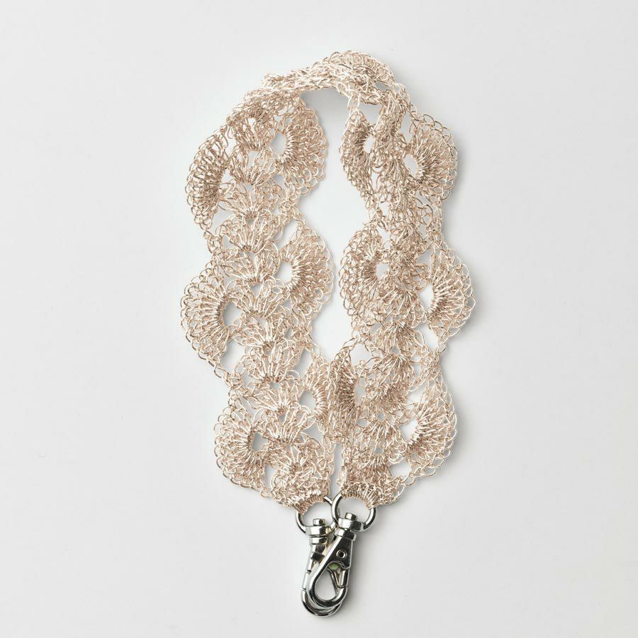キット・メタリックコードで編むハンドストラップ(ピンクゴールド) スマホハンドストラップ ゴールドベージュ 手作りハンドメイド