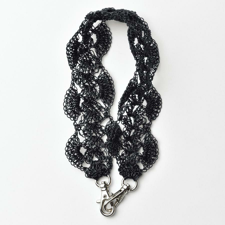 キット・メタリックコードで編むハンドストラップ(ブラック) スマホハンドストラップおしゃれ メタリックブラック 黒 手作り