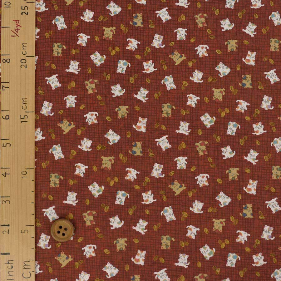和柄コットン生地 招き猫に小判(れんが色) 10cm単位 切り売り
