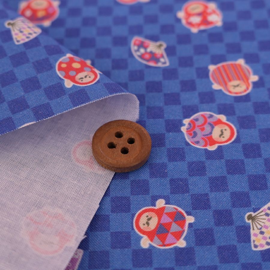 和柄コットン生地 市松にだるまと扇子(青) 10cm単位 切り売り