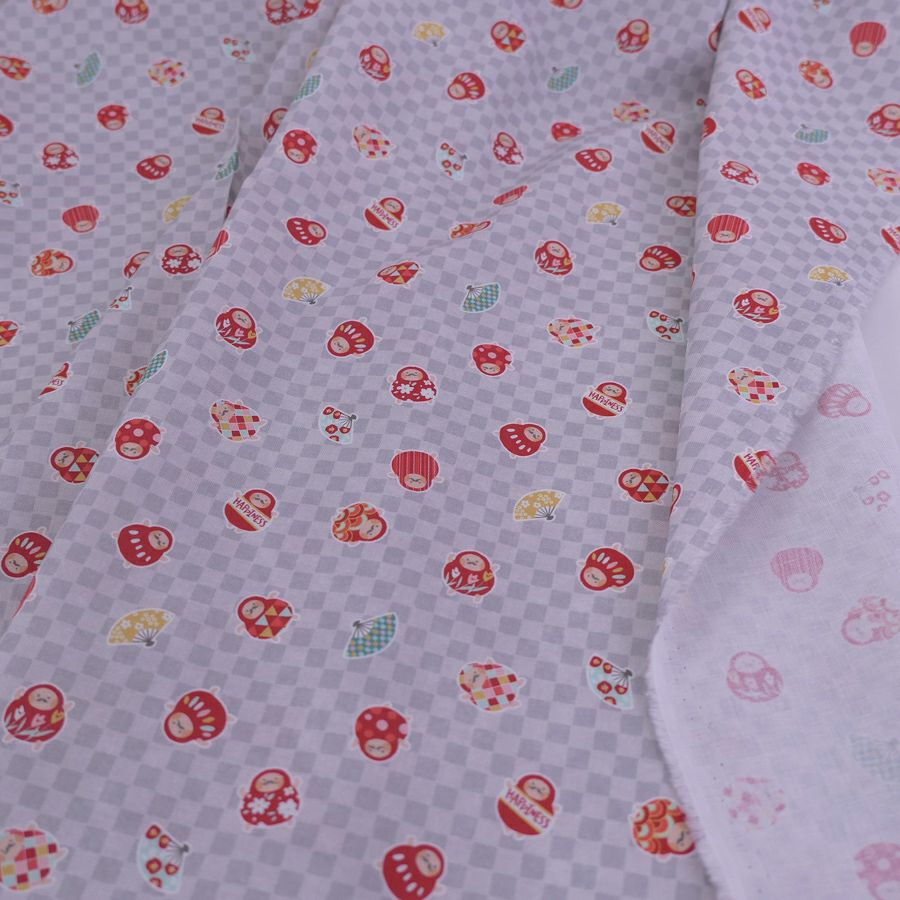 和柄コットン生地 市松にだるまと扇子(グレー) 10cm単位 切り売り