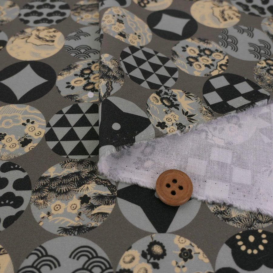 和柄コットン生地 円窓に吉祥模様(灰色) 10cm単位 切り売り