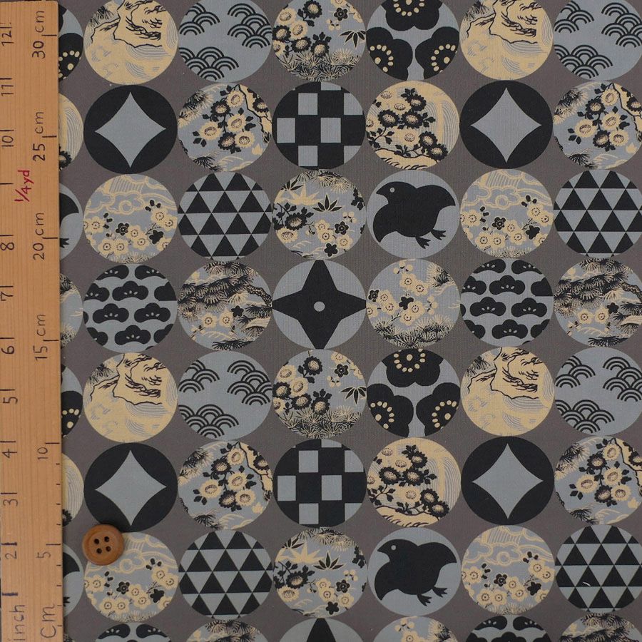 和柄コットン生地 円窓に吉祥模様(灰色) 10cm単位 切り売り