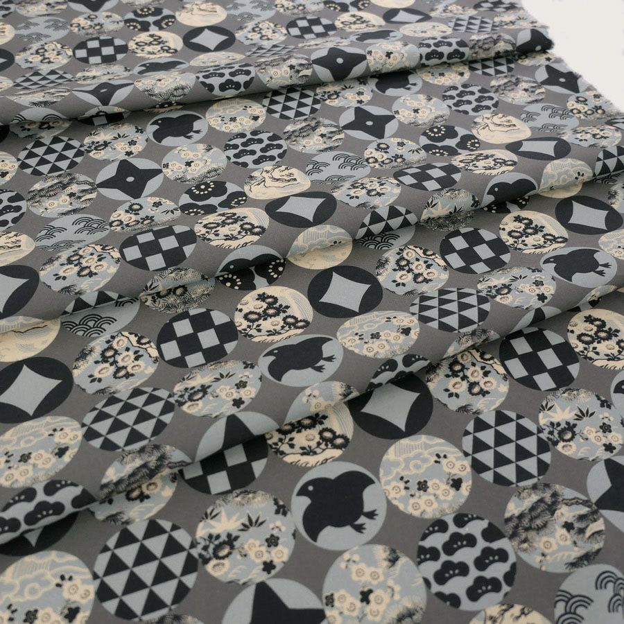 和柄コットン生地 円窓に吉祥模様(灰色) 10cm単位 切り売り