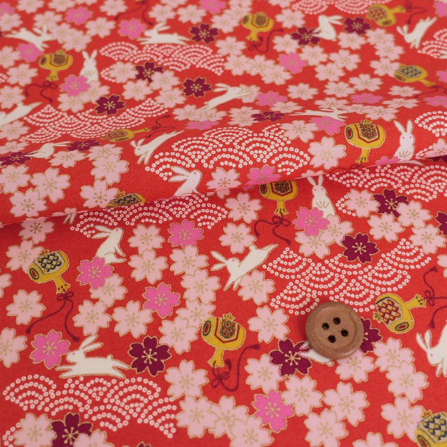 和柄コットン生地 うさぎと桜の吉祥文様(赤) 10cm単位 切り売り