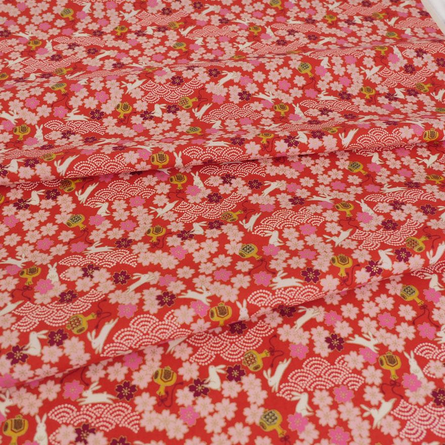 和柄コットン生地 うさぎと桜の吉祥文様(赤) 10cm単位 切り売り