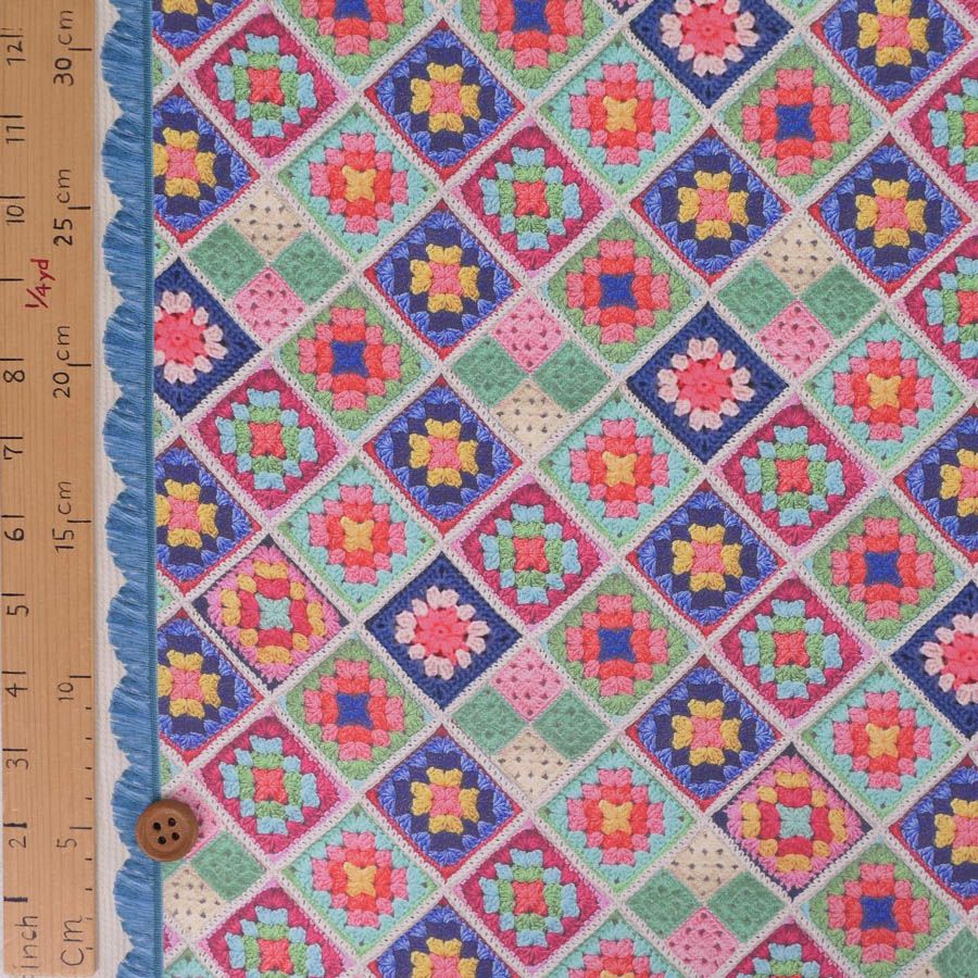 コットン生地 かぎ針編みのモチーフ柄(ブルーピンク) 10cm単位 切り売り