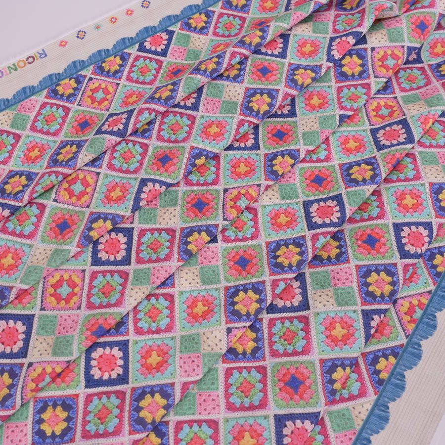 コットン生地 かぎ針編みのモチーフ柄(ブルーピンク) 10cm単位 切り売り