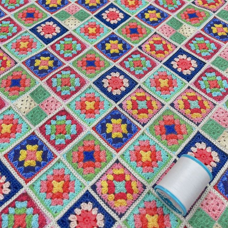 コットン生地 かぎ針編みのモチーフ柄(ブルーピンク) 10cm単位 切り売り