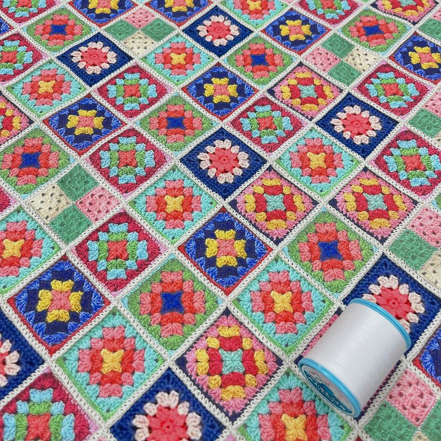 コットン生地 かぎ針編みのモチーフ柄(ブルーピンク) 10cm単位 切り売り