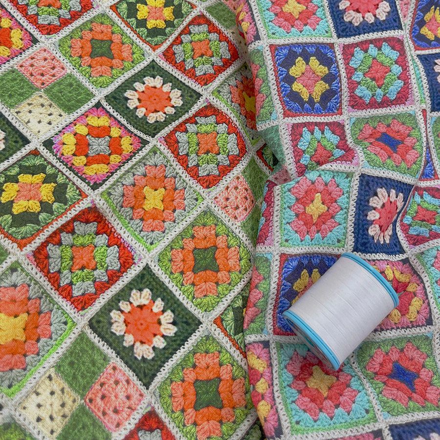 コットン生地 かぎ針編みのモチーフ柄(ブルーピンク) 10cm単位 切り売り